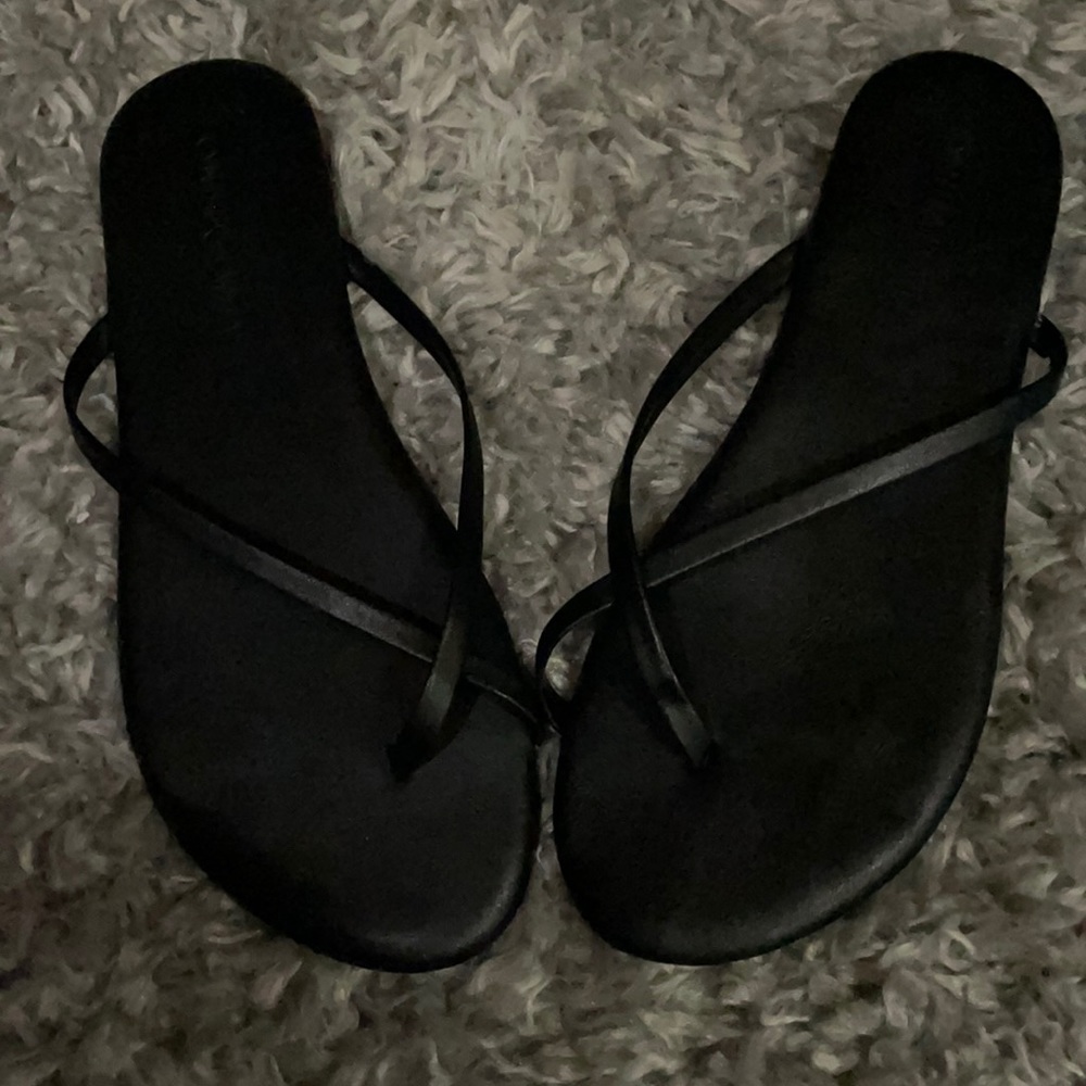 Cynthia Rowley twisted flip flops